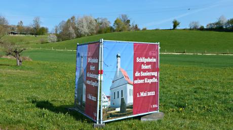 Nach über zweijähriger Sanierung wird die Kapelle St. Nikolaus von Tolentino am 1. Mai im Rahmen eines Dorffestes im Neusässer Ortsteil Schlipsheim wieder eröffnet. Darauf weisen Plakate bereits hin.
