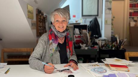Gertrud Ziegelmeir in ihrem Atelier in Reimlingen: Ihr Wissen gibt sie mittlerweile auch in Onlinekursen weiter.