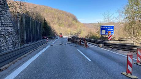 Nach einem Felssturz am Drackensteiner Hang musste die A8 zwischen Merklingen und Mühlhausen in Richtung Stuttgart gesperrt werden. Ab Freitagabend soll der Verkehr wieder fließen.