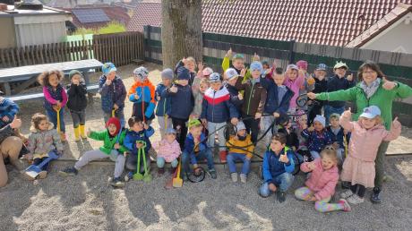 In der Kindertagesstätte "Wurzelkinder" in Dasing gibt es Grund zur Freude: Die Kinder konnten eine Maibaum-Halterung gegen neues Spielzeug tauschen.