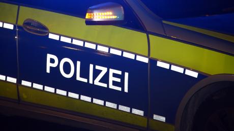 Am Ende hing ein Außenspiegel nur noch am Stromkabel am Auto: Nach einem Fall von Unfallflucht in Augsburg sucht die Polizei nun nach Hinweisen und Zeugen.