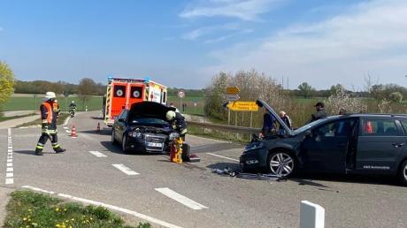 Bei einem Unfall auf der Alarmstraße in Neuburg verletzten sich drei Menschen leicht.
