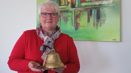 Bürgermeisterin  ist auch Vorsitzende der Verwaltungsgemeinschaft (VG) Krumbach. Unser Bild zeigt Gabriele Wohlhöfler im VG-Sitzungszimmer mit Glocke für die Sitzungsleiterin und einer Sonnenbrille aus dem Jahr 1911, für sie ein besonderes familiäres Erinnerungsstück.