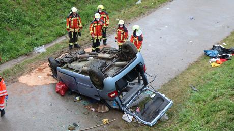 Eine 64-Jährige ist auf der A8 in Höhe Burgau von der Fahrbahn abgekommen und mit ihrem Auto einen Abhang hinuntergestürzt.