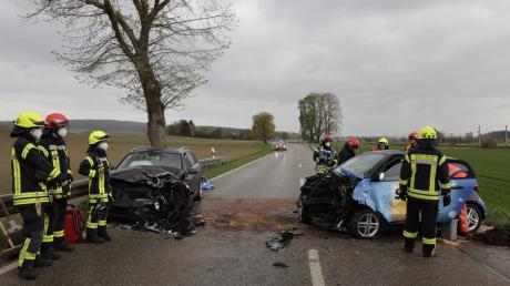 Nach einem schweren Unfall auf der B300 zwischen Diedorf und Gessertshausen sind drei Menschen verletzt.