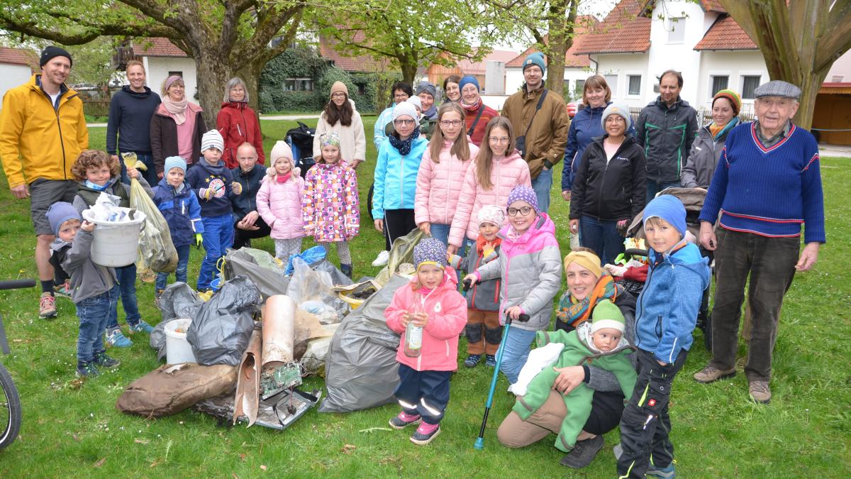 #Unterroth: Was Freiwillige beim Müllsammeln in Unterroth entdeckt haben