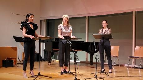 Maria Rosendorfsky, Angela Braun und Maria Wester singen Caroline Shaws "Dolce cantavi" auf der Stadthaus-Bühne.