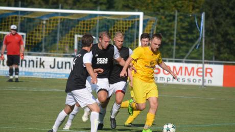 Thomas Habla vom TSV Ustersbach (gelbes Trikot) führte seine Mannschaft zum 3:0-Sieg im Kellerduell gegen Walkertshofen.