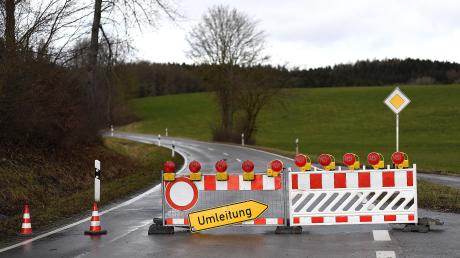 Wegen Bauarbeiten entlang der Kreisstraße zwischen Biberach und Schießen wird der motorisierte Verkehr von 2. Mai an über Roggenburg umgeleitet.   