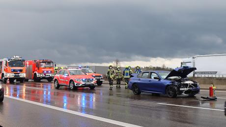 Ein 30-jähriger Pkw-Lenker, der auf der A8 in Richtung Stuttgart unterwegs war, verlor vermutlich aufgrund einer nicht angepassten Geschwindigkeit bei Starkregen die Kontrolle über sein Auto.