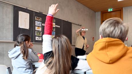 Heute lernen die Kinder mit Lehrerin Sabine Huss-Rott das I - wie in "Fisch" und "Igel".                                                                                                                                                                                                                                                                                     