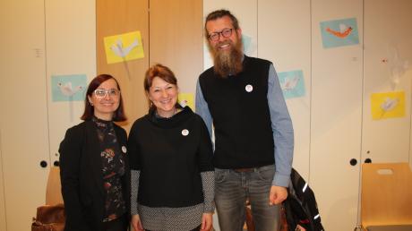 Melanie Zacher (links), Sabine Landau und Josef Falch stellten die Aktionen des Kreisjugendrings zum Neustart der
Jugendarbeit in Klosterlechfeld vor.