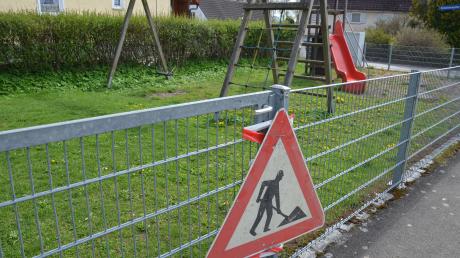 Weil der Spielplatz an der Straße "Am Hochgestade" in Unterroth nicht mehr zeitgemäß ist und Sicherheitsmängel aufweist, wurde er gesperrt. Er soll erneuert werden.