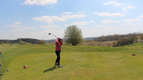 Im Golfclub Tegernbach spielt man auf einem Platz mit 18 Löchern. Bis man sie alle geschafft hat, ist man etwa vier Stunden unterwegs. 
