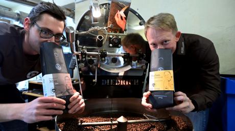 Maximilian Schmid (links) und Stefan Steidle kennen sich aus mit Kaffee. Sie betreiben die Wehringer Rösterei Bohnenschmiede.