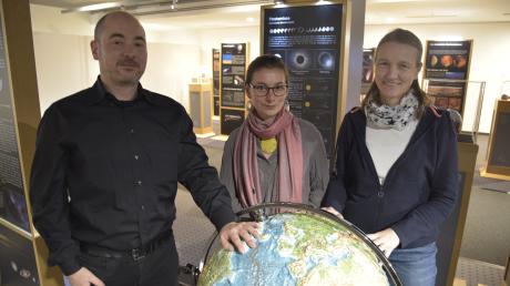 Mit einer neuen Show beenden (von links) Markus Steblei, Jessica Treffler und Ines Kaiser-Bischoff die Finsternis im Planetarium Augsburg.