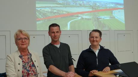 In Bubesheim wurde eine
Bürgerinitiative gegründet, die einen Ausbau der Bestandsstrecke fordert. Vertreter der BI sind Sonja Brand, Florian Geiger und Matthias Sauter (von links).