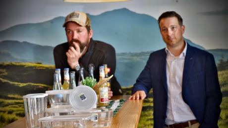 Zwei Gastromomen und Mehrwegsystem: Jonas Baumgärtner, der "Wilde Wirt" (links) und Marian Schneider, Geschäftsführer der Firma Gastroevents.
