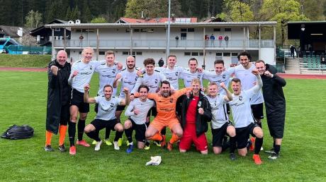 Jubel in Garmisch-Partenkirchen:  Landesligist FC Ehekirchen hat mit dem 2:1-Sieg den Klassenerhalt nahezu unter Dach und Fach.