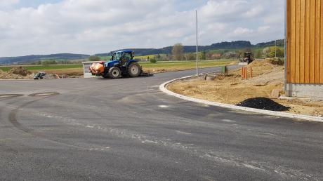 Die Straßenbauarbeiten im Neuburger Industriegebiet gehen voran. Die Tragdeckschicht ist mittlerweile weitgehend eingebracht.