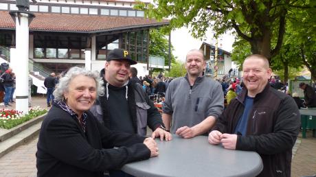Simone Möckl (Jugendblasorchester Meitingen), Manuel Neuner (TSV Meitingen), Andreas Bergmeier (Kegelverein Meitingen) und Ralf Unger (Siedlergemeinschaft Meitingen) (von links nach rechts) freuen sich über die gelungene Maifeier.