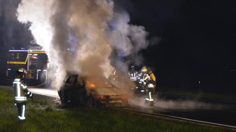 Die Feuerwehr Friedberg löschte ein brennendes Auto, das auf der B300 zwischen Friedberg und Dasing völlig ausbrannte. Die Straße wurde während der Löschmaßnahmen voll gesperrt.
