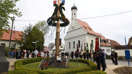 Die Kapelle St. Nikolaus von Tolentino in Schlipsheim ist fertig renoviert. Das wurde mit einem Festumzug rund um den Maibaum gefeiert.