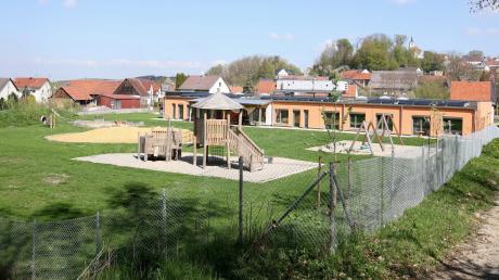 Beim neu gebauten Kindergarten in Konzenberg sind in unterschiedlichen Bereichen die Rasenflächen vernässt. Das sorgte im Gemeinderat für teilweise heftigen Diskussionen.