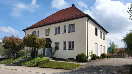 Vorausgesetzt, die Kirchenstiftung Waltenhausen als Gebäudeeigentümerin stimmt zu, könnte ab September 2022 in den Gemeinderäumen im ehemaligen Pfarrhof (unser Bild) eine Kindergarten-Notgruppe eingerichtet werden.
