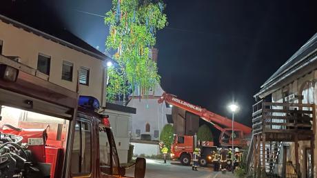 Die Freiwillige Feuerwehr Schnuttenbach war in der Mainacht im Einsatz. Unbekannte haben den Maibaum im Offinger Ortsteil umgesägt, er fiel auf ein Wohnhaus.