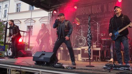 Die Band Mission Rock 'n' Roll mit Sänger Ralf begeisterte bei ihrem Auftritt in Wettenhausen das Publikum.