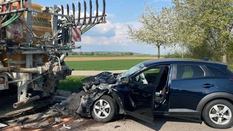 Eine Autofahrerin ist mit ihrem Auto auf der Staatsstraße zwischen Höchstädt und Lutzingen gegen ein Güllefass geprallt. Die Frau erlitt dabei nach Angaben der Polizei schwere Verletzungen. 