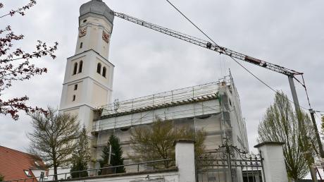 Der Turm von St. Adelgundis in Anhausen ist bereits fertig saniert. Die Arbeiten insgesamt gehen aber noch bis Ende des Jahres weiter.