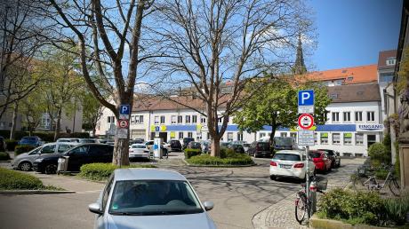 Der Parkplatz an der Steingasse in der Ulmer Innenstadt. Relikt aus zu autofreundlichen Zeiten oder lebenswichtig für Händler? Die Meinungen gehen auseinander. 
