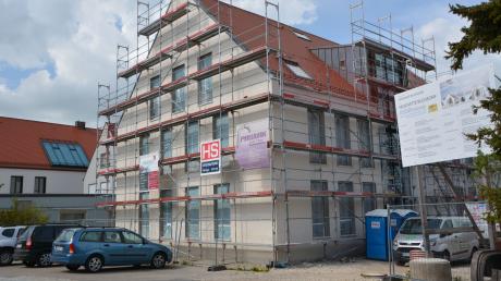 Der bereits weit fortgeschrittene Bau des Geschäftshauses in der "Neuen Mitte" in Buchdorf belastet die Gemeinde heuer mit rund 1,1 Millionen Euro.