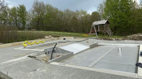 Das neue Becken für Kleinkinder im Tagmersheimer Freibad steht kurz vor der Fertigstellung. Das Bad wird voraussichtlich im Juni öffnen.
