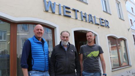 Das Traditionsgeschäft Wiethaler leert sich. Das Bild zeigt (von links) Rainer Bock (Organisator der Online-Auktion), Inhaber Thomas Wiethaler und Kai Rupp, der die Räume künftig nutzen wird.