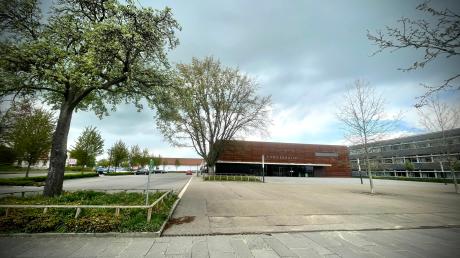 Die Neugestaltung des Platzes zwischen der Fuggerhalle und der Realschule Weißenhor soll 1,8 Millionen Euro kosten. Das ist dem Landkreis zu viel.


