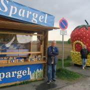 Im Mai und Juni gibt es wieder Saison Spargel und Erdbeeren an kleinen Verkaufsständen am Straßenrand. 