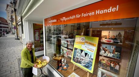 Fair gehandelte Bio-Bananen sind nach wie vor ein beliebtes Produkt im Weltladen in Weißenhorn. Unser Foto zeigt Mitarbeiterin Marianne Stetter neben dem dekorierten Schaufenster. 
