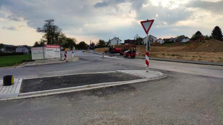 Die Straße vor dem neuen Baugebiet "Adelzhausen-Ost" am Ortseingang der Gemeinde ist bereits verbreitert, der neue Geh- und Radweg angelegt worden. 