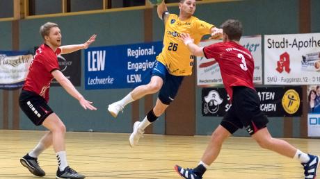 Leo Reichenberger (am Ball)  empfängt mit den Schwabmünchner Handballern den Spitzenreiter Haunstetten. 