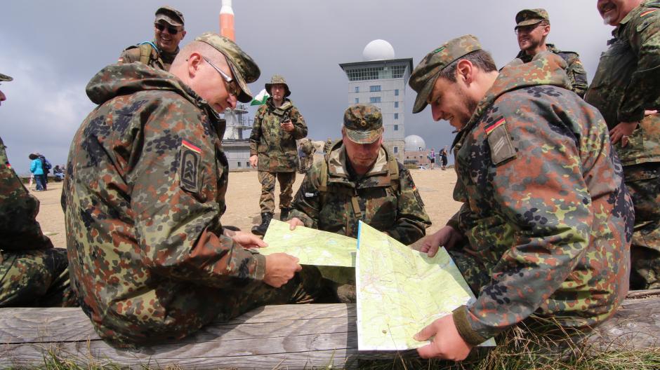 Reservisten und Soldaten studieren bei einem Marsch auf den Brocken gemeinsam Karten. Patrick Sensburg fordert, dass eine Milliarde Euro aus dem Paket für die Bundeswehr der Reserve zu Gute kommt.