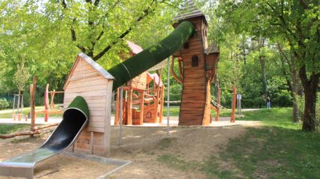 Die Metallrutsche auf dem Spielplatz im Friedberger Schlosspark wurde gedämmt. Anwohnern gehen die Maßnahmen zum Lärmschutz nicht weit genug. Sie klagen gegen die Baugenehmigung.
