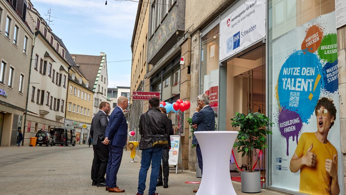 #Augsburg: Im Pop-up-Store in der Annastraße gibt es viele Informationen zur Ausbildung