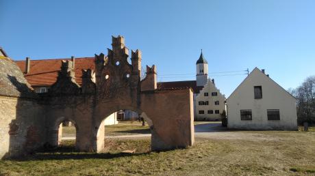 Das Bild zeigt den ehemaligen Gutshof Klosterzimmern: im Vordergrund das Tor von ca. 1530 sowie im Hintergrund die ehemalige Klosterkirche und das Amtshaus. 
