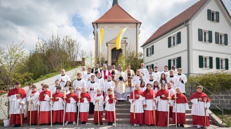 Dekan Klaus Bucher feierte in Breitenthal sein 25-jähriges Priesterjubiläum. Das Bild zeigt ihn mit Weihbischof Florian Wörner und Mitzelebranten sowie Ministranten des Festgottesdienstes.