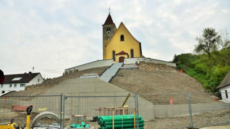 Die Sanierung und Neugestaltung des Herrenstetter Kirchhangs samt Beton- und Natursteingemäuer nimmt bereits deutlich erkennbare Formen an. 