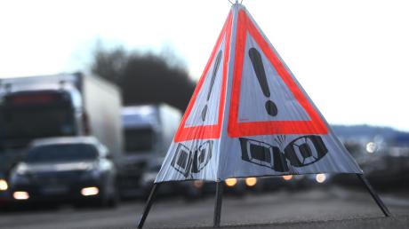 Ein 36-Jähriger ist auf der A8 mit seinem Auto bei regennasser Fahrbahn ins Schleudern geraten. 