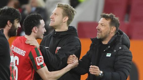 Der FC Augsburg (v.l. Ruben Vargas, Arne Maier und Trainer Markus Weinzierl) bleibt in der 1. Bundesliga.